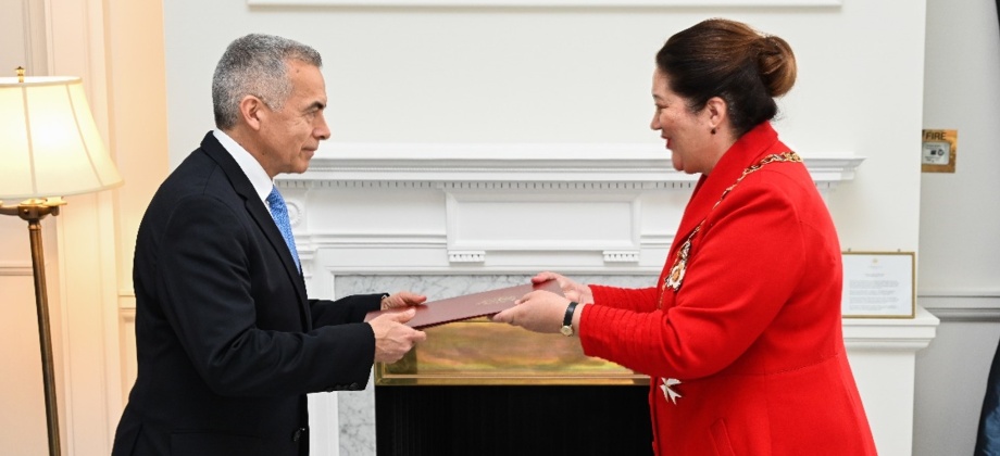El Embajador Oscar Atehortúa, presentó sus credenciales ante la Gobernadora General de Nueva Zelanda