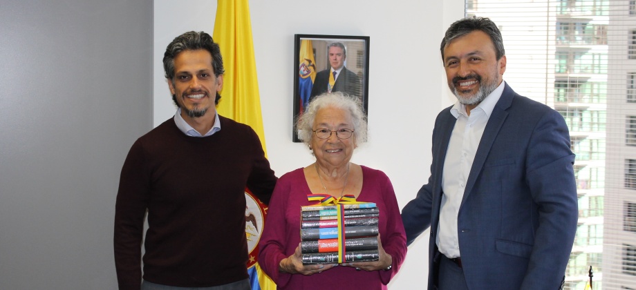 Cónsul de Colombia en Auckland donó obras del nobel colombiano Gabriel García Márquez a la biblioteca Letras Latinas 