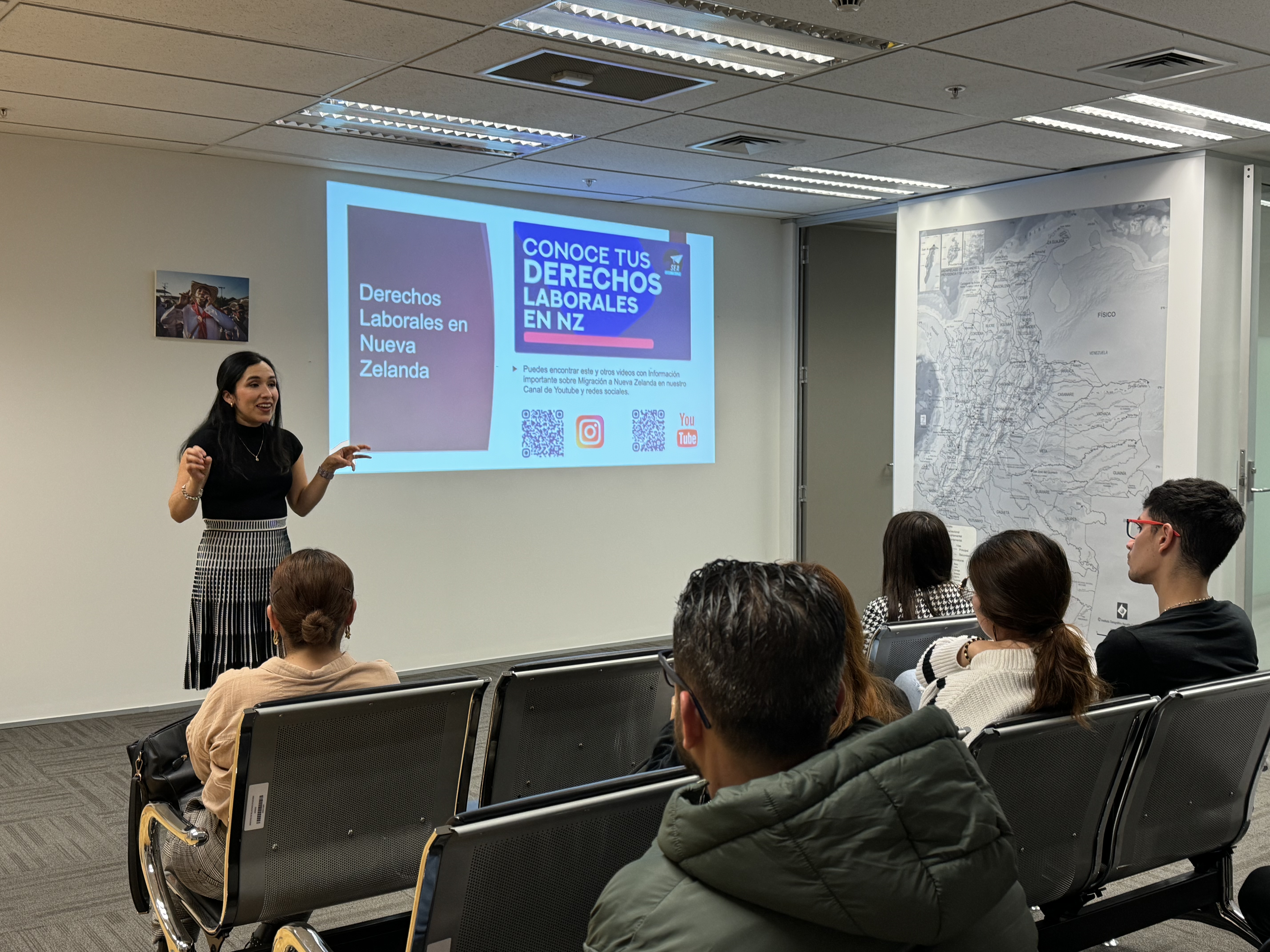 Estudiantes colombianos recibieron información sobre su futuro migratorio y laboral en Encuentro Consular
