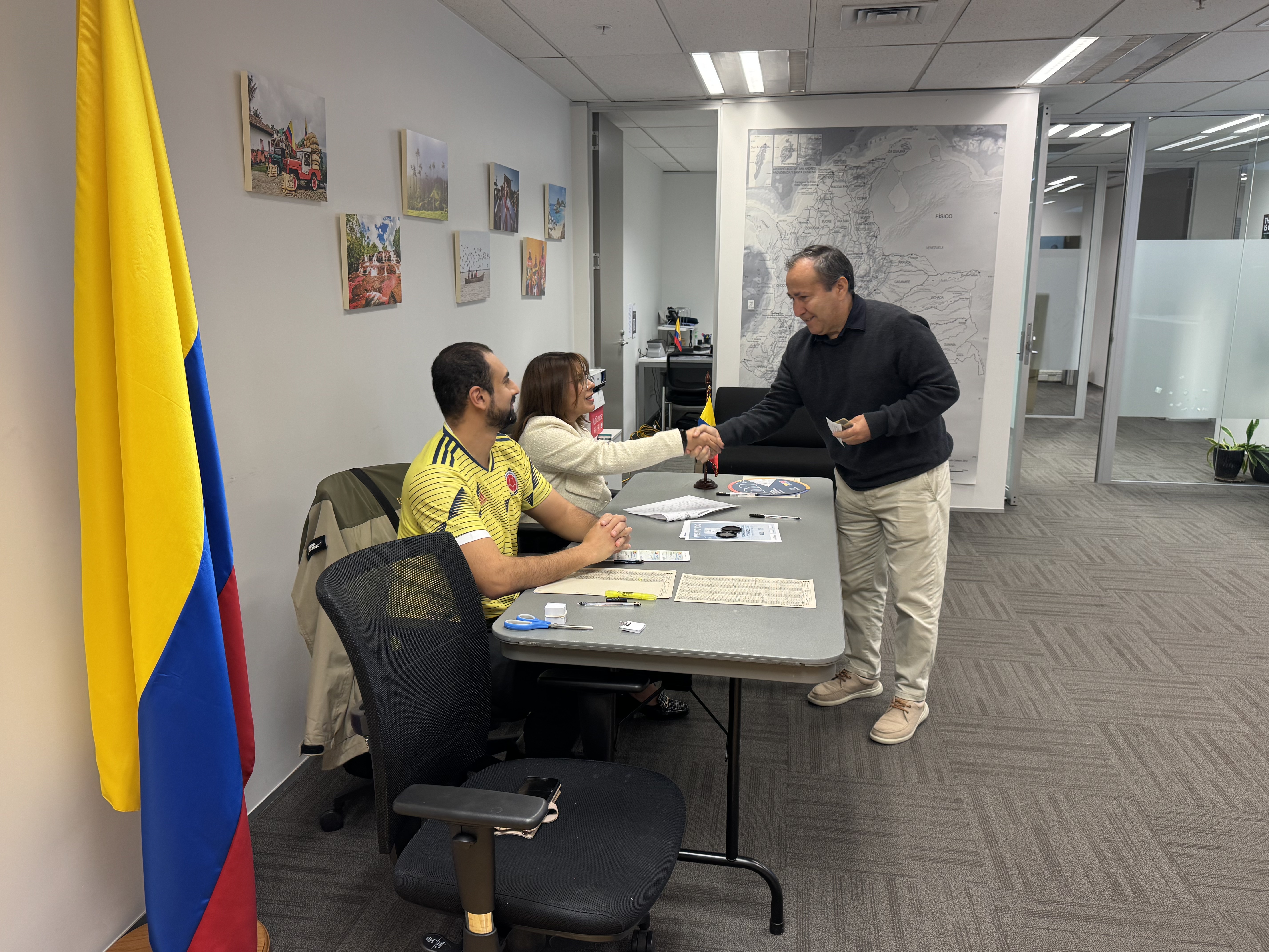 Los colombianos en Nueva Zelanda inauguran las Elecciones Presidenciales 2026, desde el primer país en el mundo que ejerce su derecho al voto