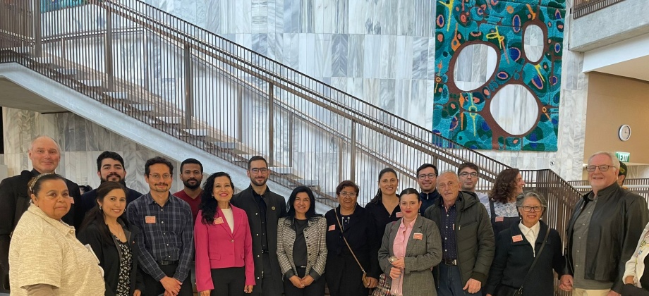 Consulado y Embajada de Colombia en Wellington auspiciaron visita guiada a la Exhibición “Expedición Colombia” en el Parlamento de Nueva Zelanda