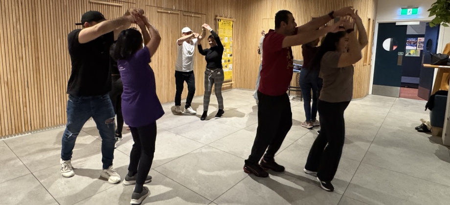 Comunidad colombiana disfruta clases de salsa en el marco de la Celebración de la Independencia de Colombia