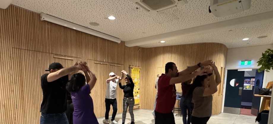 Comunidad colombiana disfruta clases de salsa en el marco de la Celebración de la Independencia de Colombia 