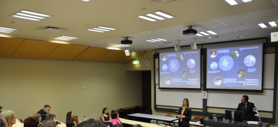 Durante su exposición, la Viceministra hizo una presentación país sobre Colombia, destacando las oportunidades de inversión, las transformaciones positivas y la diversidad biológica y cultural, así como otros asuntos de interés. Foto: Cancillería. 