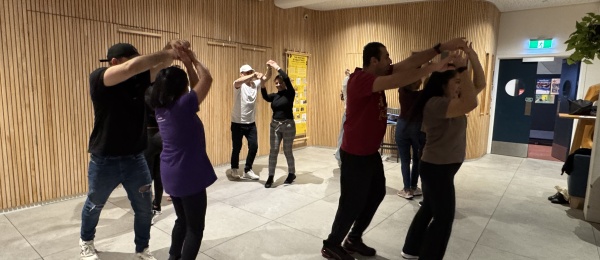 Comunidad colombiana disfruta clases de salsa en el marco de la Celebración de la Independencia de Colombia 