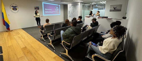 Estudiantes colombianos recibieron información sobre su futuro migratorio y laboral en Encuentro Consular