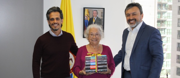Cónsul de Colombia en Auckland donó obras del nobel colombiano Gabriel García Márquez a la biblioteca Letras Latinas 